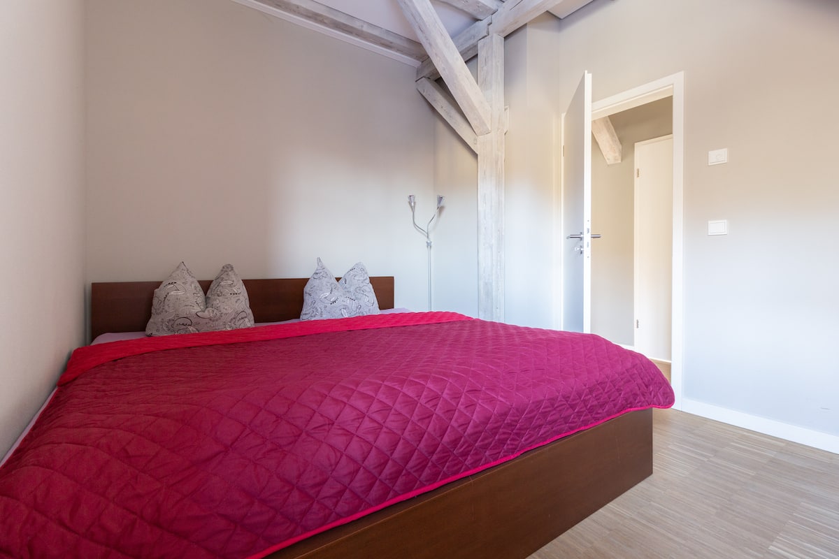 Schlafzimmer mit Doppelbett