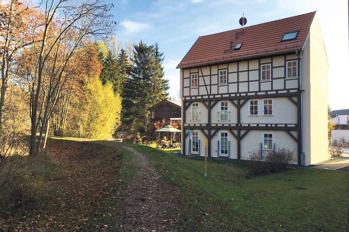 Restauriertes Fachwerkhaus der Ferienwohnung Bachstelze in Bischleben im Herbst